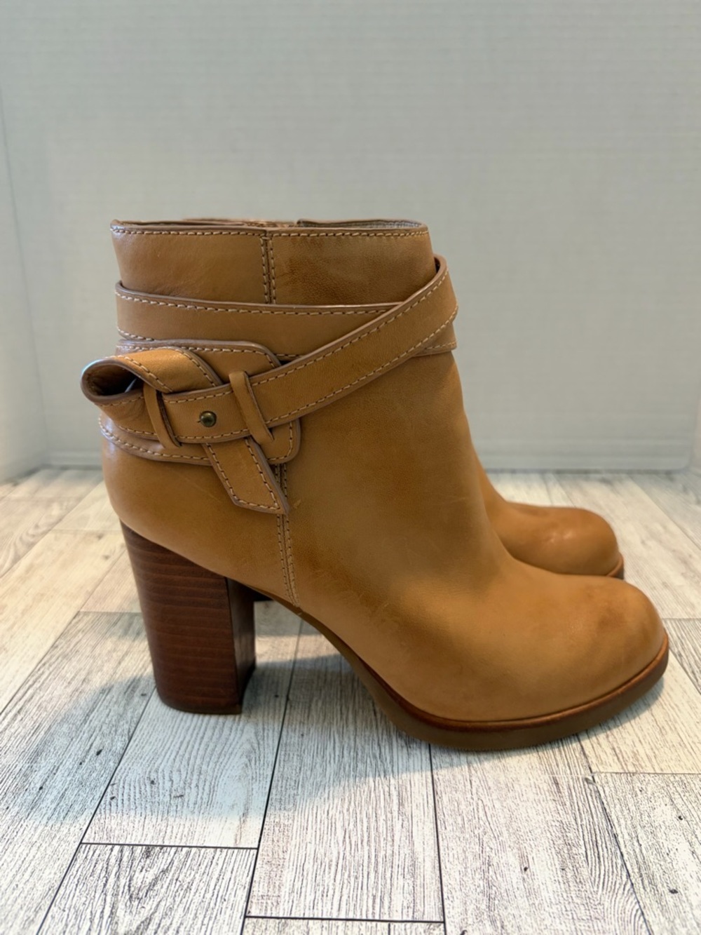 TOMMY BAHAMA Liia Leather Ankle Boots Block Heel Side Zip Tan Distressed Size 6B
